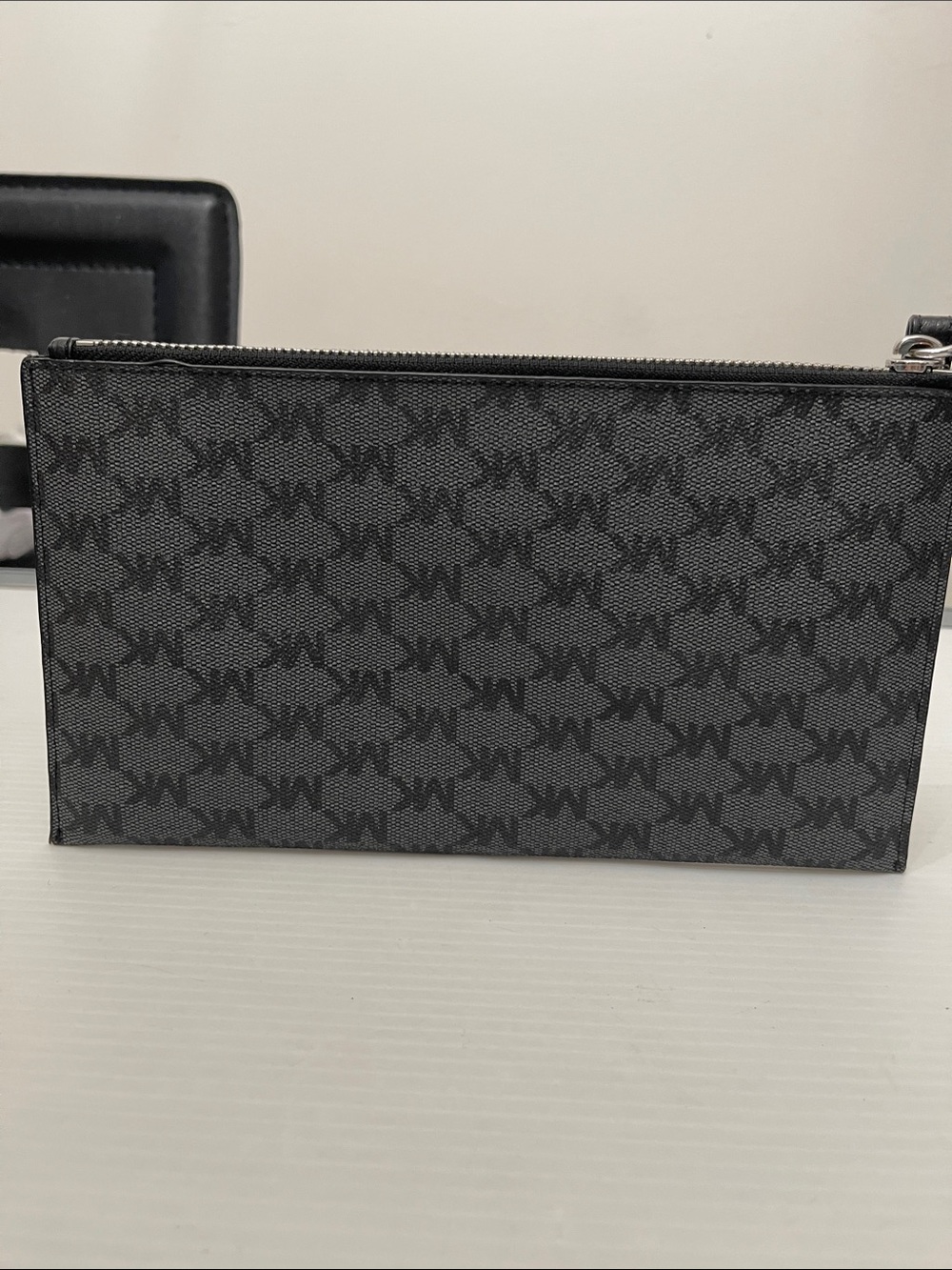 MICHEAL KORS JET SET ZIP CLUTCH/ WRISTLET IN BLACK GREY WOMENS SIZE L - Picture 2 of 16